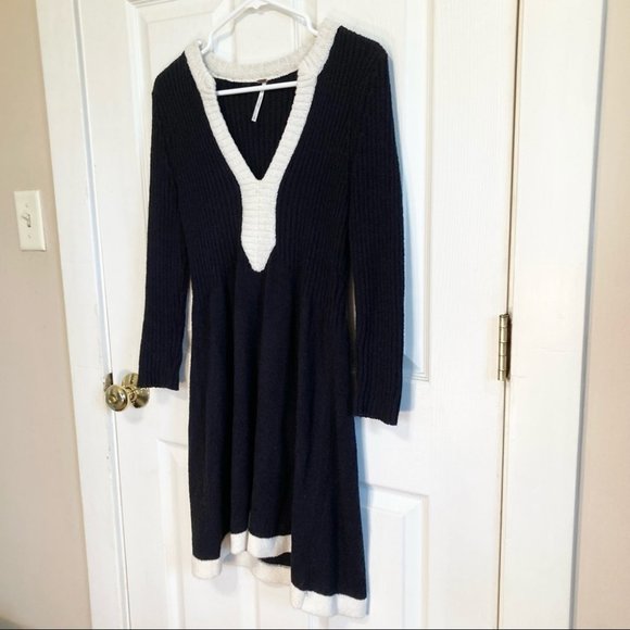 Free People Black V-Neck Long Sleeve Sweater Dress White Trim Size Small - Picture 4 of 8